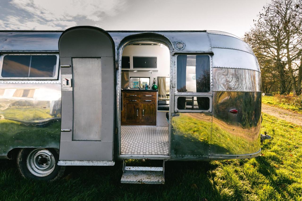 Silver Airstream Glamping & Rental Chichester Exteriör bild