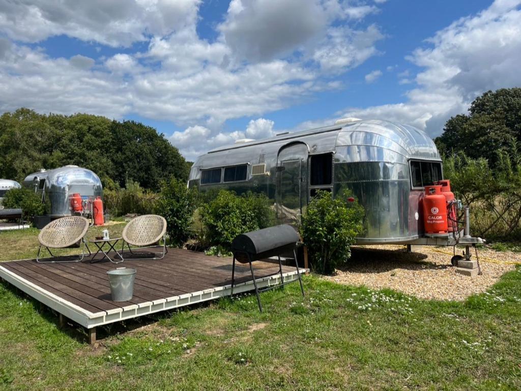 Silver Airstream Glamping & Rental Chichester Exteriör bild